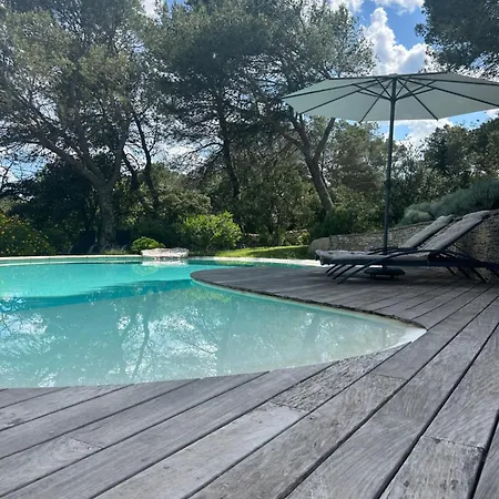 A L'ombre Des Pins Nîmes