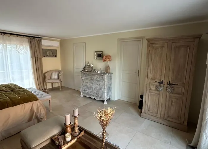 A L'ombre Des Pins Guest house *